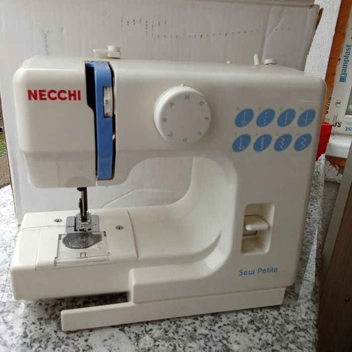 Mașină de cusut Necchi Italia