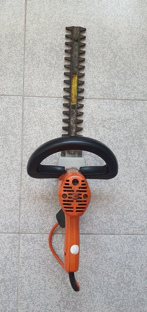 Тример Black & Decker за жив плет на ток