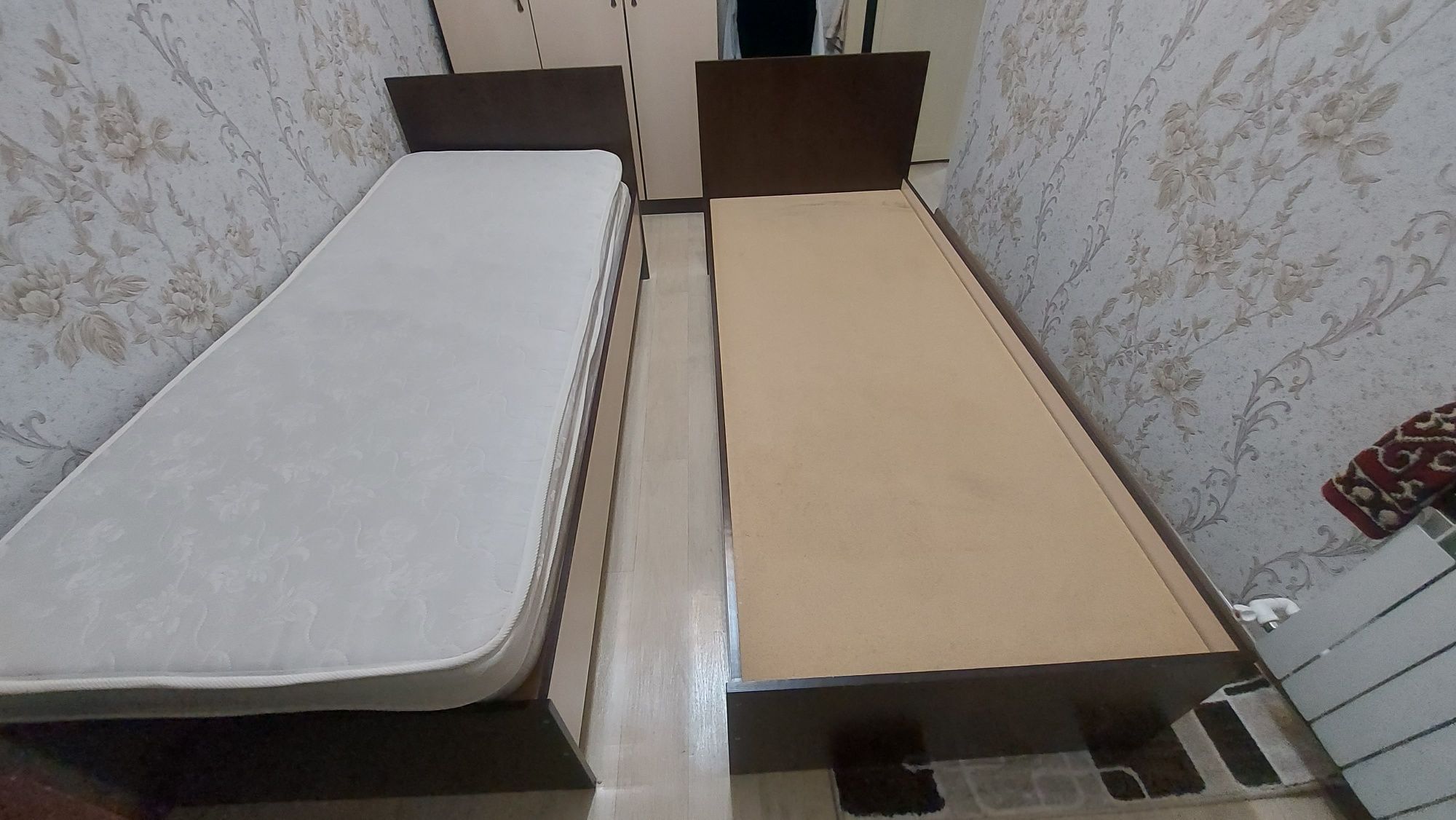 Продается  две кравати в ОТЛИЧНОМ  СОСТОЯНИИ.
