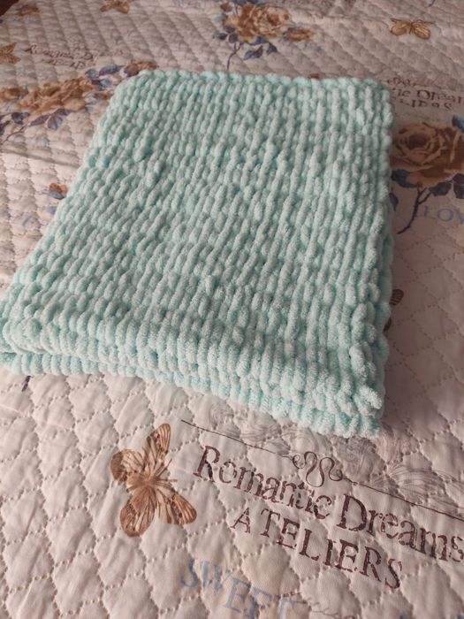 Ръчно плетено бебешко одеяло