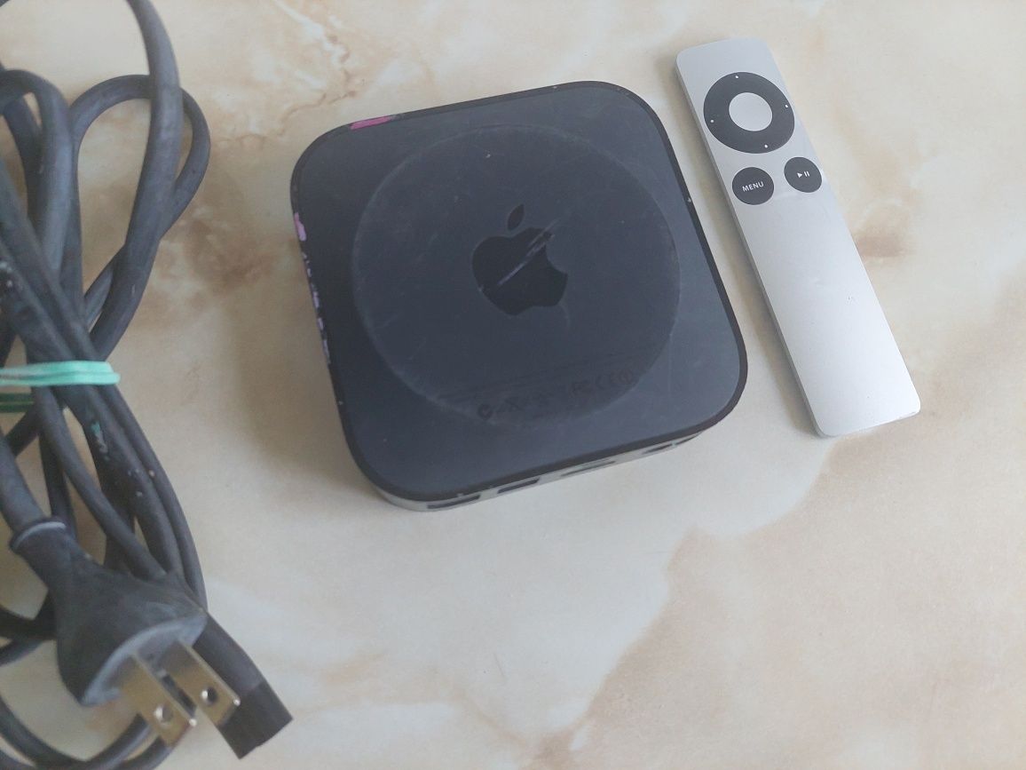 Vând Apple TV cu telecomandă și cablu de alimentare A1427 //poze reale