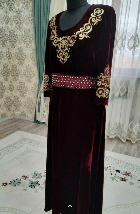 Қазақтың ұлттық ою-өрнек көйлегі.