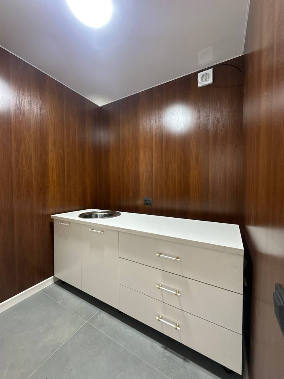 Kontinerdan uy ofis etajli dacha ishchilarga kravatli yotoqxona