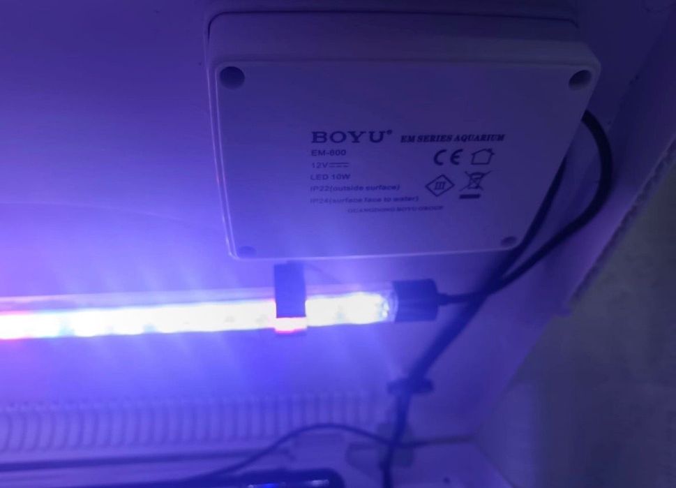 Acvariu cu comoda incorporata