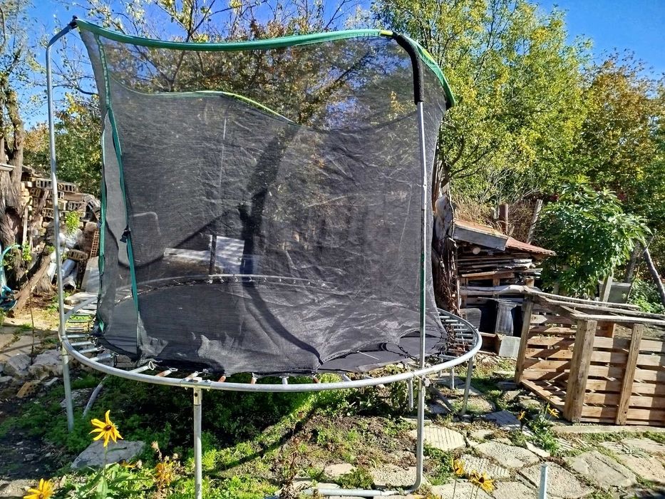 Голям батут в добро състояние