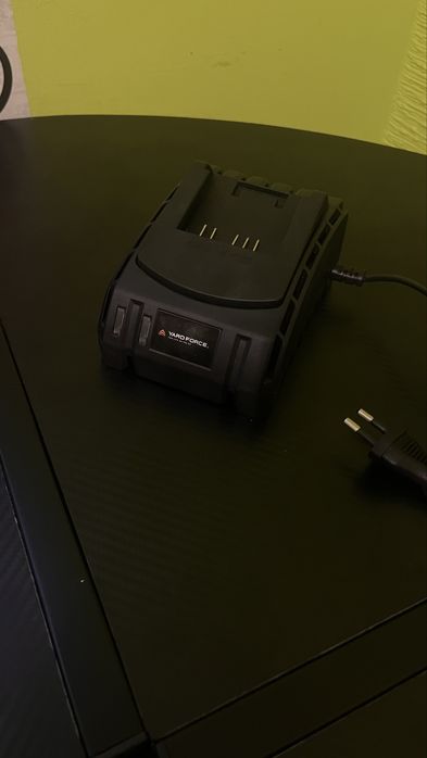 Продавам зарядни и батерии на YARD FORCE