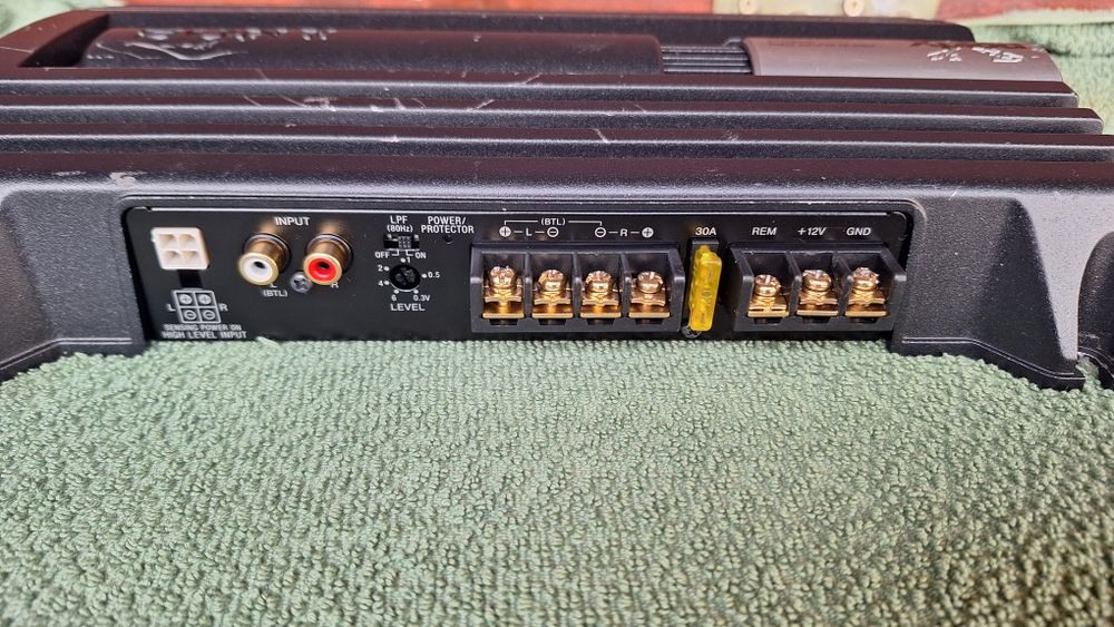 Oferta 170 lei Amplificator Sony ,alpine kicker