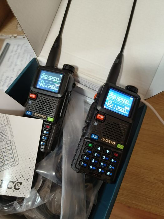 Stații walkie-talkie noi, brand Baofeng.