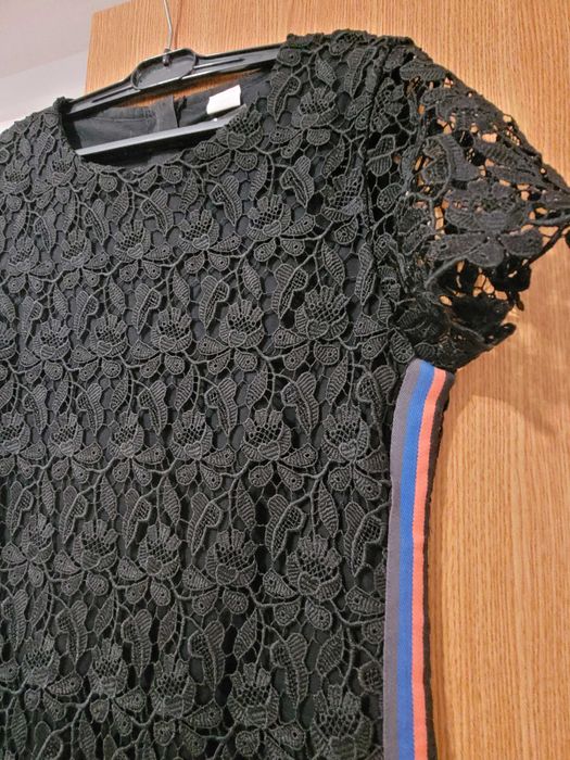 Rochie HUGO BOSS neagra din dantela, midi, marimea S, foarte eleganta