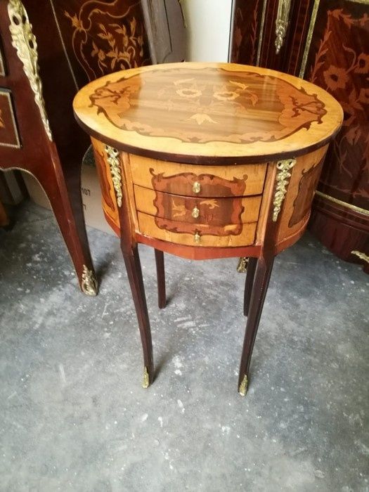 Eleganta comodina în stil francez cu intarsii și elemente din bronz, s