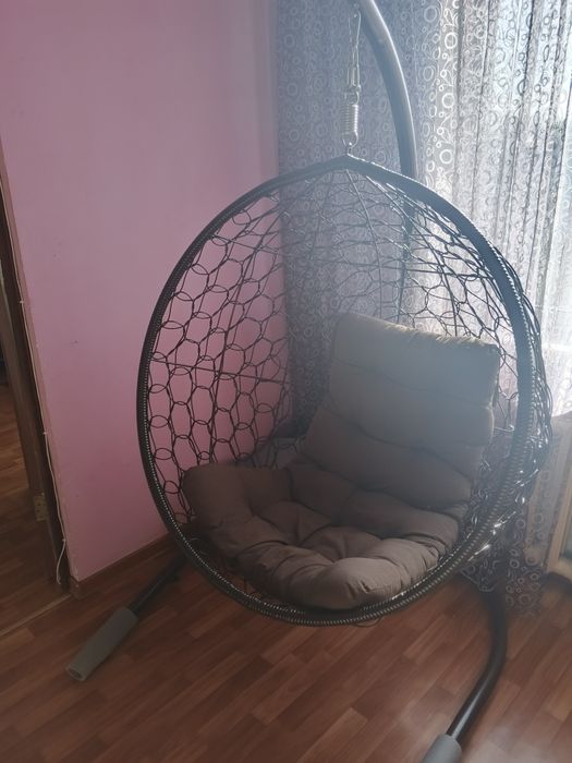 Кресло кокон цвет коричневый.