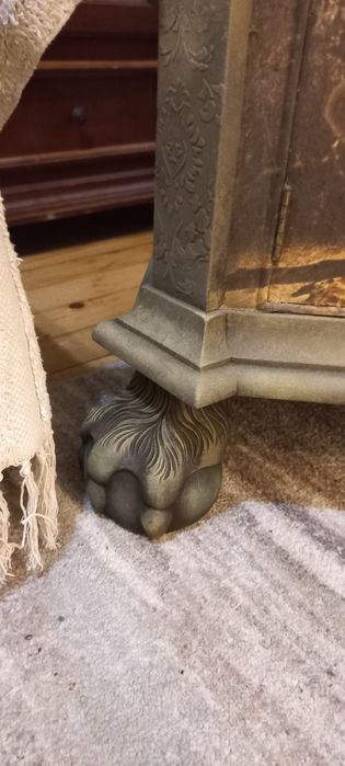 Антикварен шкаф с коне