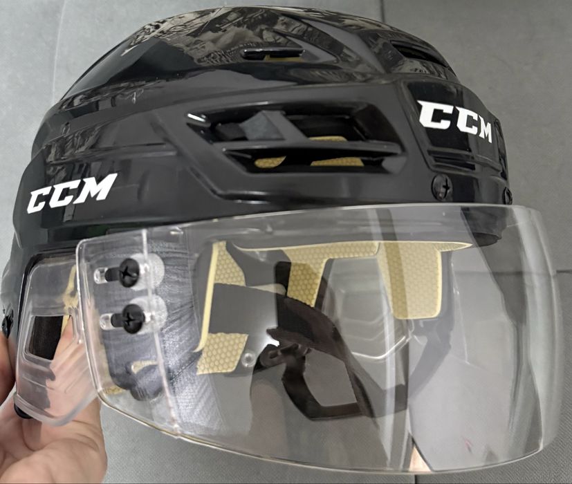 Продам хоккейный шлем