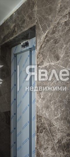 ЯВЛЕНА ЛАГЕРА продава 3-стаен апартамент в новостр
