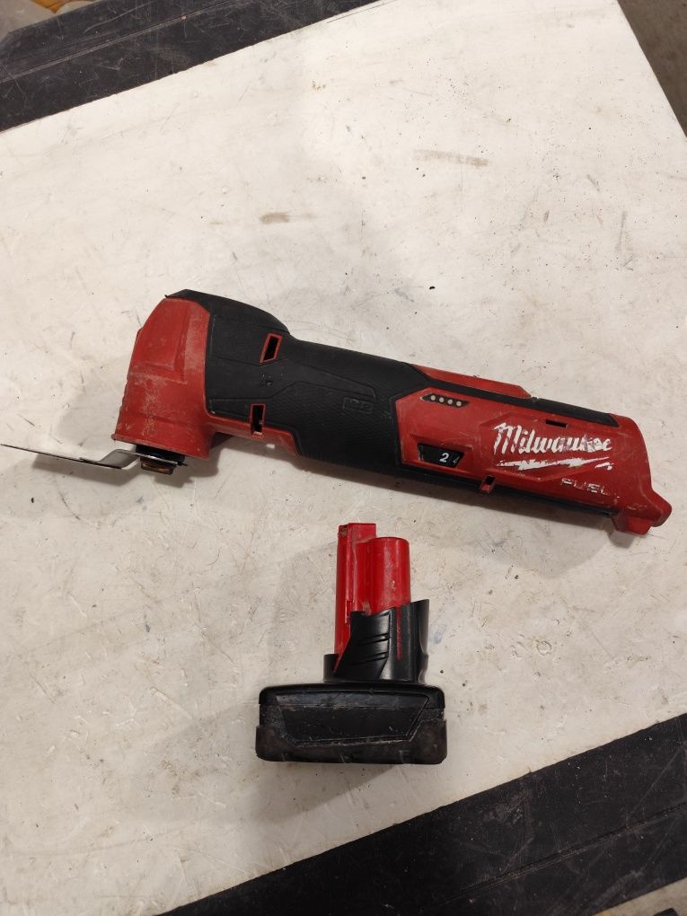 Безчетков акумулаторен мултитул Милуоки Milwaukee M12 FMT+ 4Ah