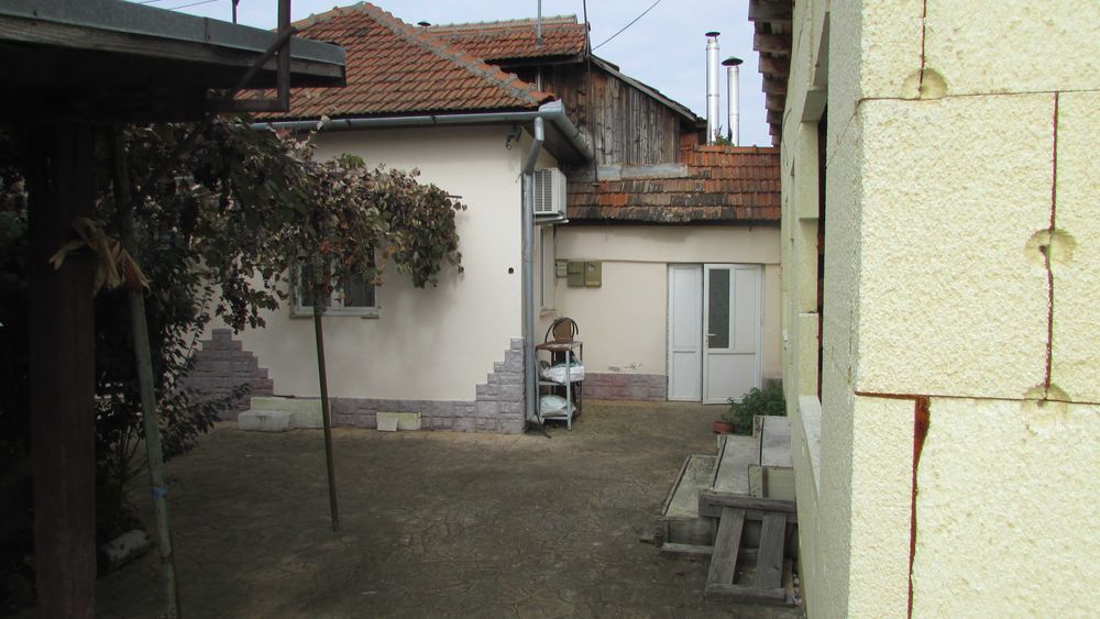 casă cu 3 corpuri de clădiri  Deva Cristur
