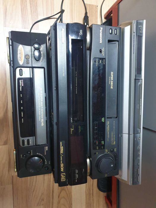 Продавам видеа и двд за части