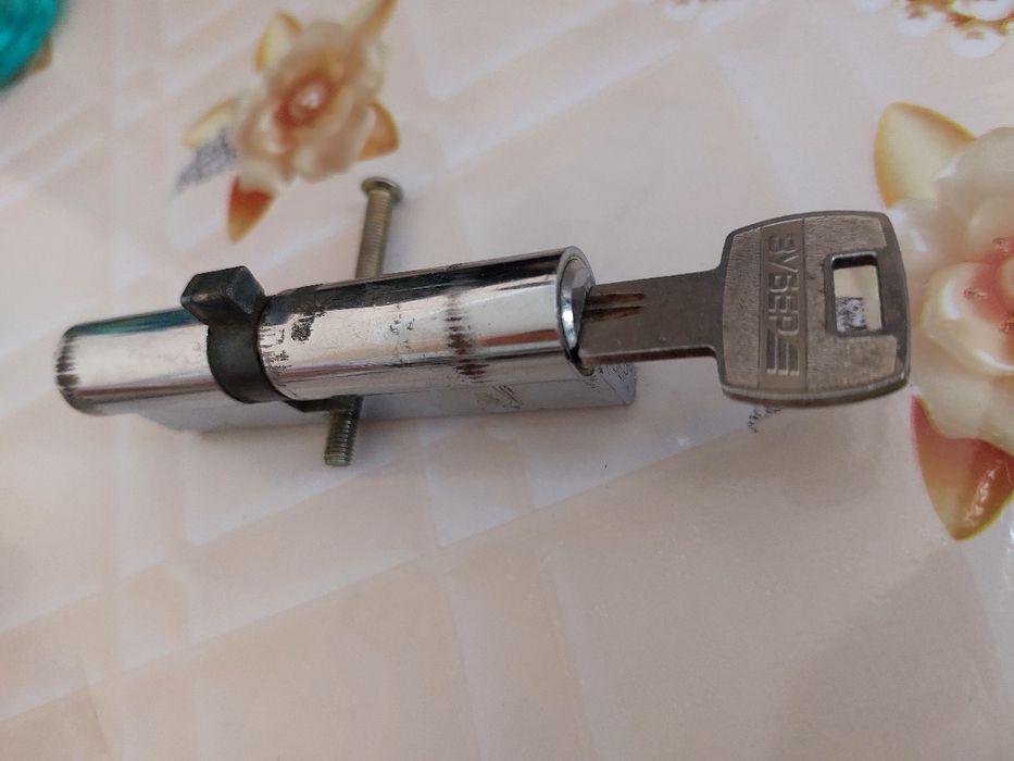 Продаю цилиндрический замок с ключами