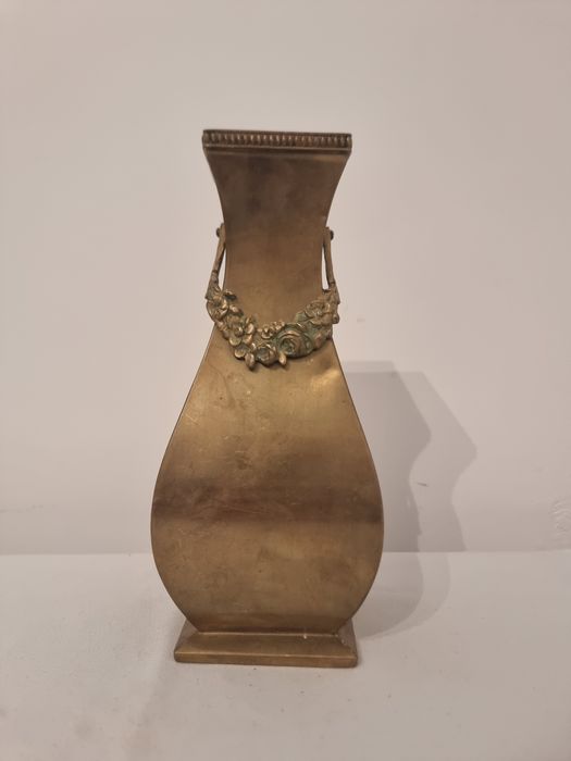 Vază veche din alamă 25 cm – decor floral neoclasic