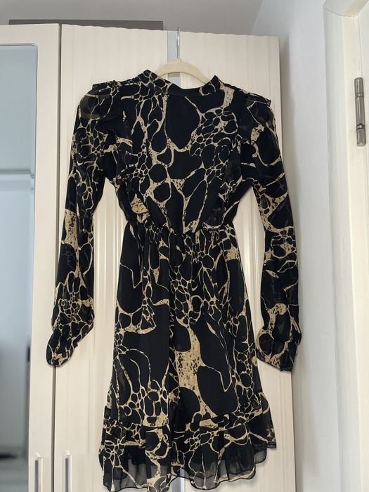 Черна рокля с дълъг ръкав