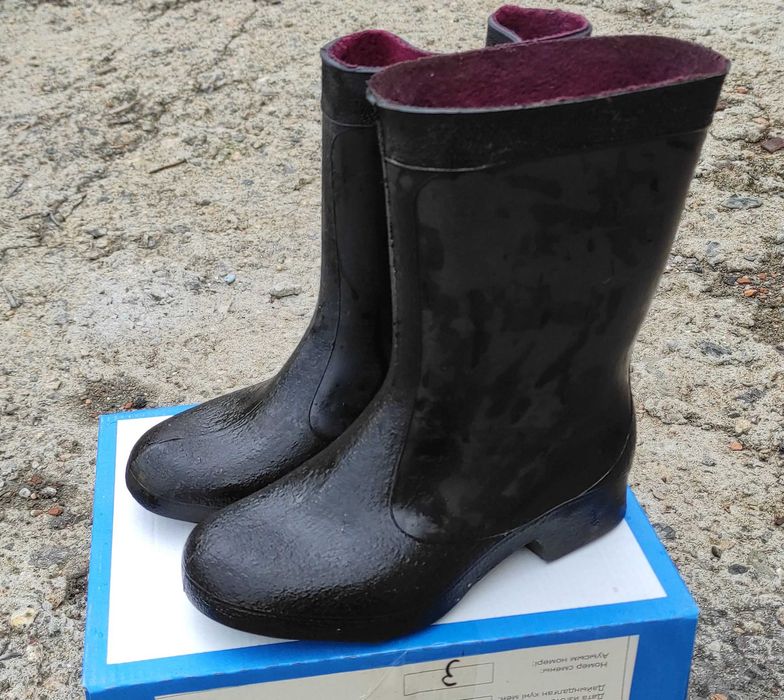 Продам новые детские резиновые сапожки.