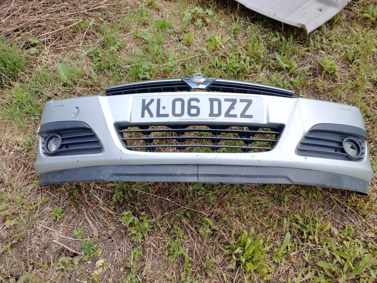 Bara fata original Opel Astra h completa cu grile si spalator faruri f