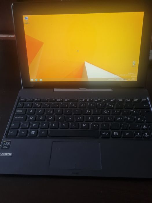 Asus лаптоп-таблет 10-инчов