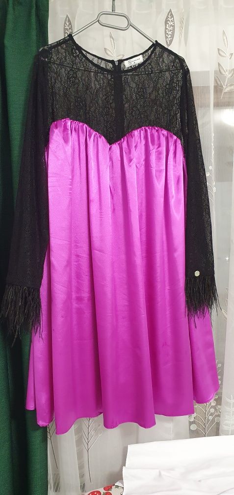 Rochie  fucsia din satin cu dantela si pene la maneci