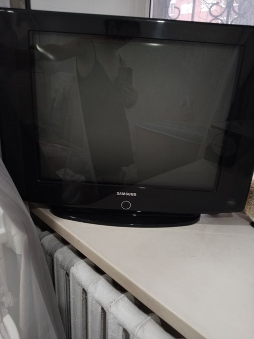 Отдам почти даром стол - книжка и ТВ