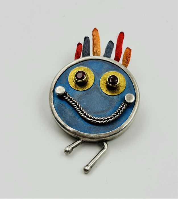 сребърна брошка с 22к злато и рубини