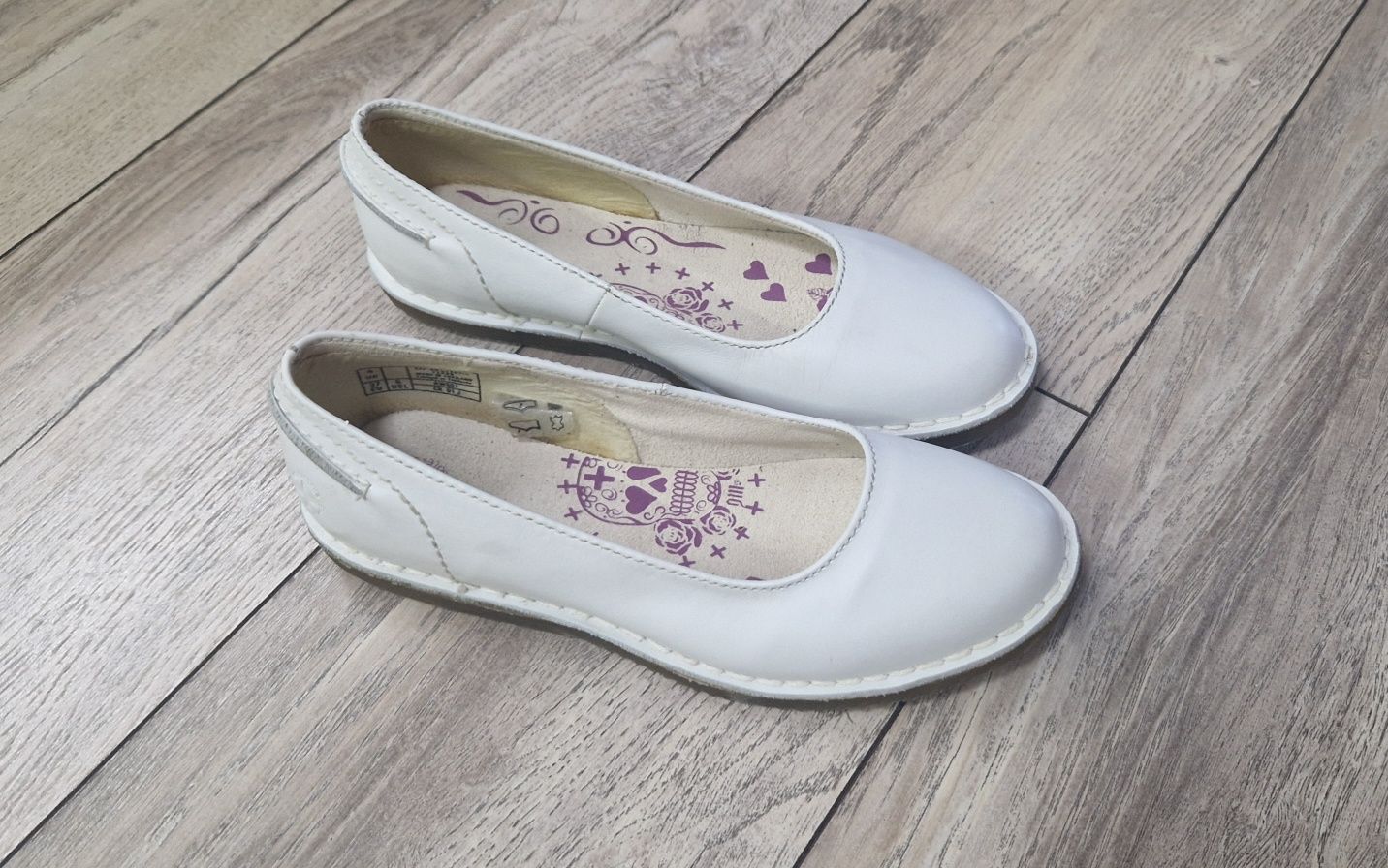 Бели кожени обувки Dr. Martens, 37  номер