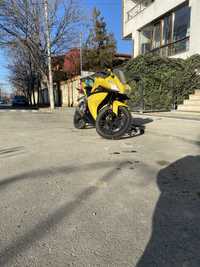 Motocicleta yamaha yzf r125