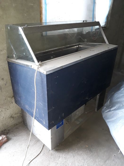 Vitrină pt.mezeluri s-au lactate made in Italia preț.1100 lei.