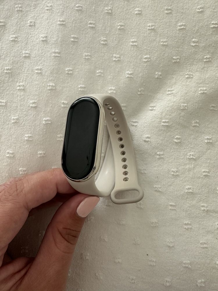 Xiaomi Smart Band 8 с бяла каишка
