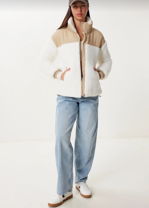 Дамско пухено яке бяло и бежово Ново