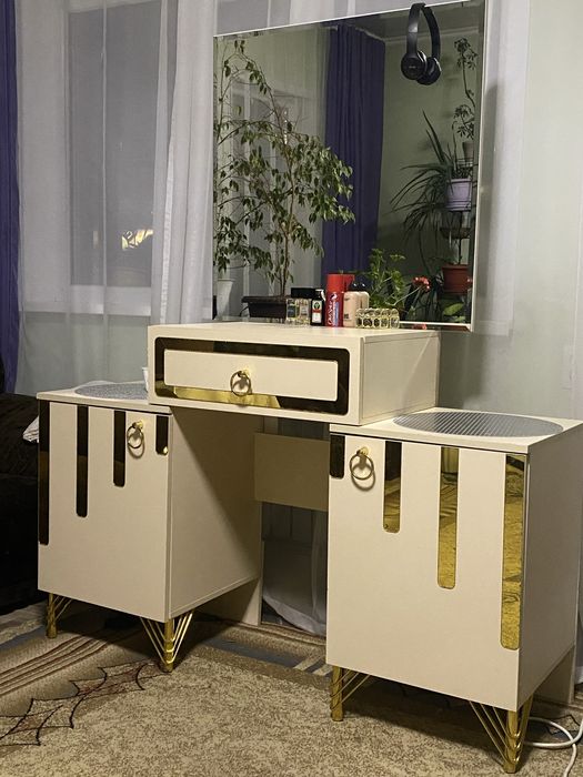 Продам комод туалетный столик очень красивый