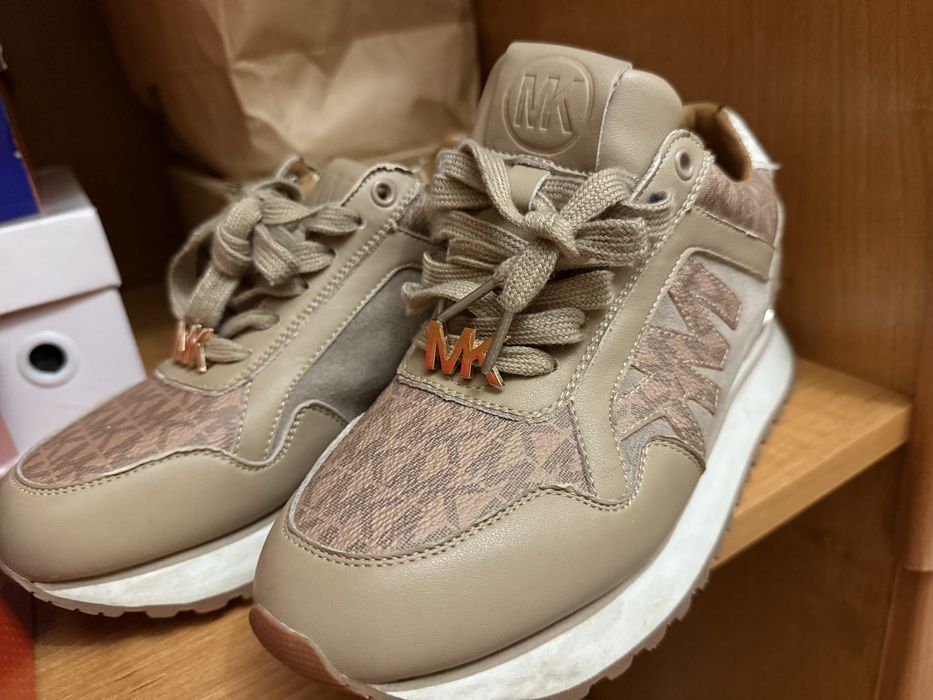 Продам женские кроссовки за 7 тыс