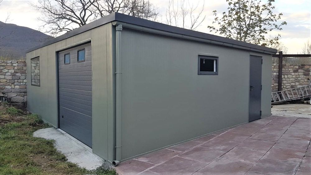 Garaj metalic din panouri sandwich