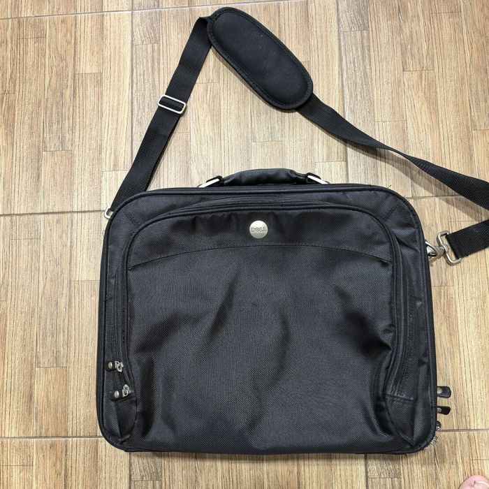 Продавам чанта за лаптоп