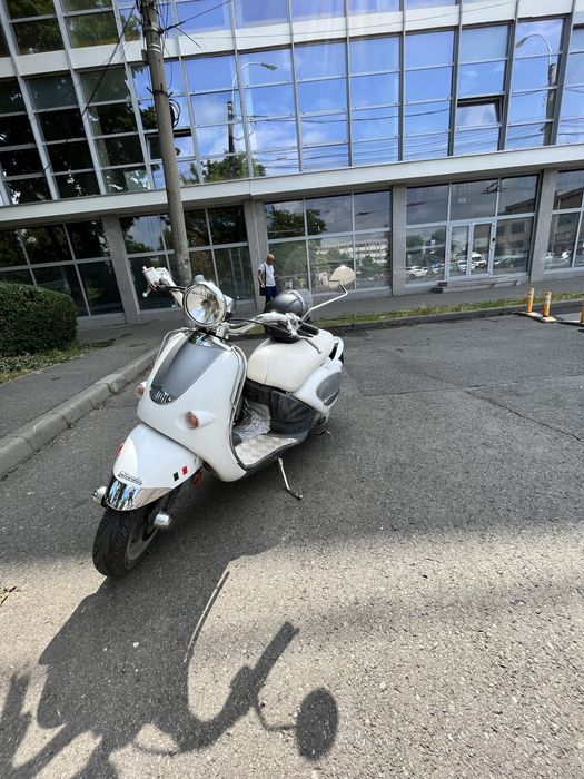 Scapa de trafic cu Aprilia mojito alb