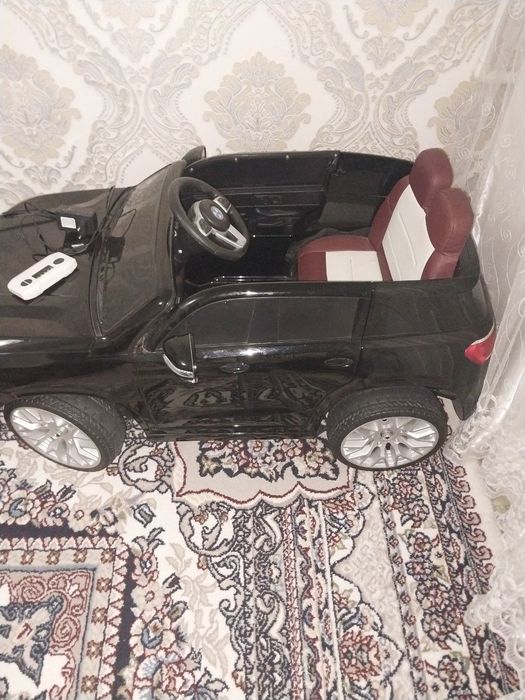 Pulitli moshina kichkina bolalarga mojalangan