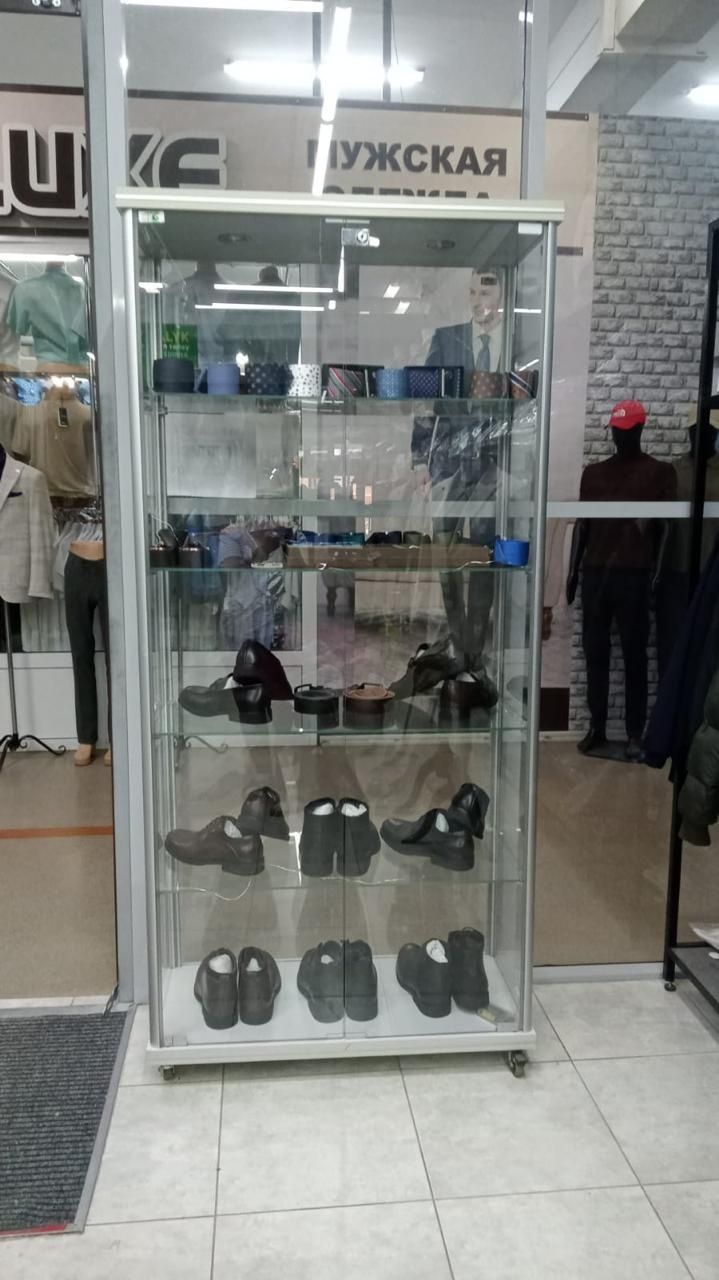 Продаётся шкаф угловой и витрины стеклянные