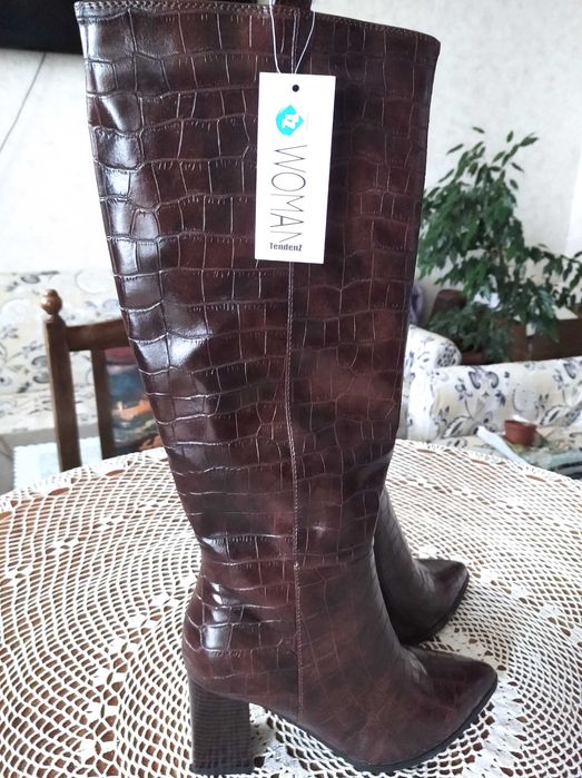 Черни дамски боти-два чифта, и кафяви ботуши