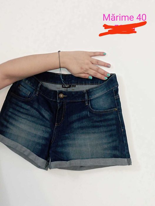 Vând pantaloni scurți, mărime 40