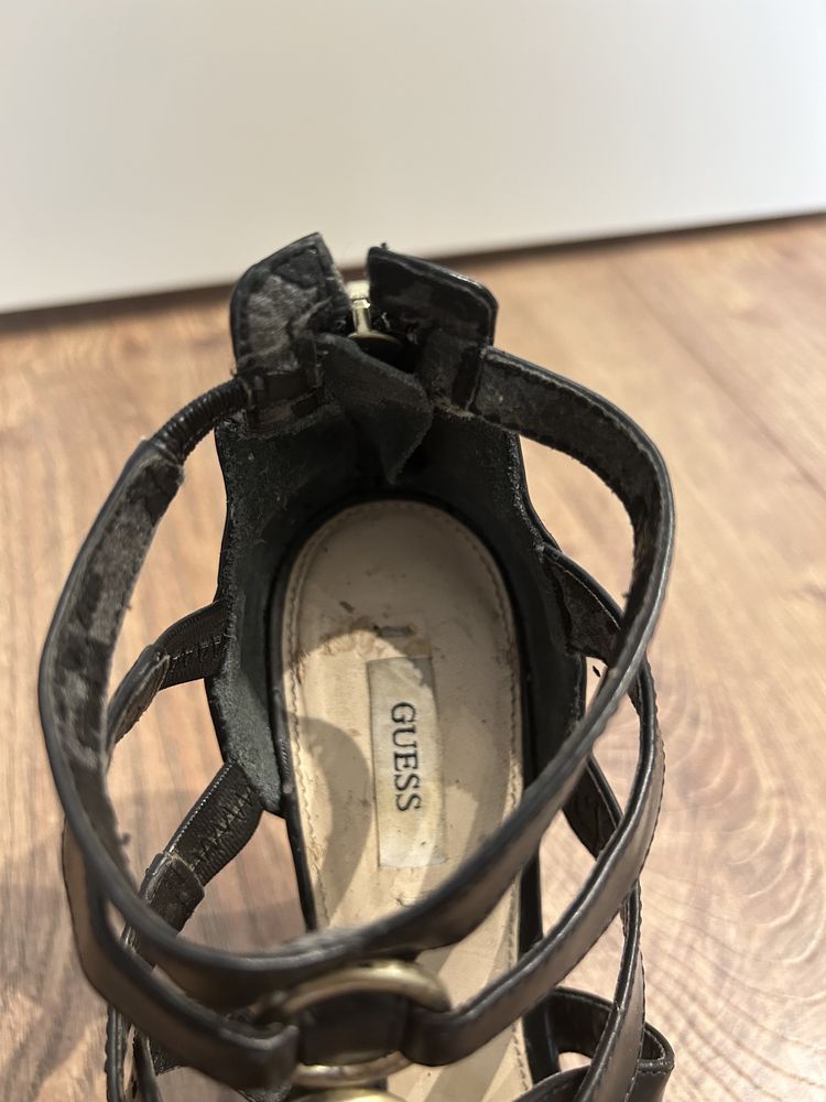 Кожени сандали Guess-дамски