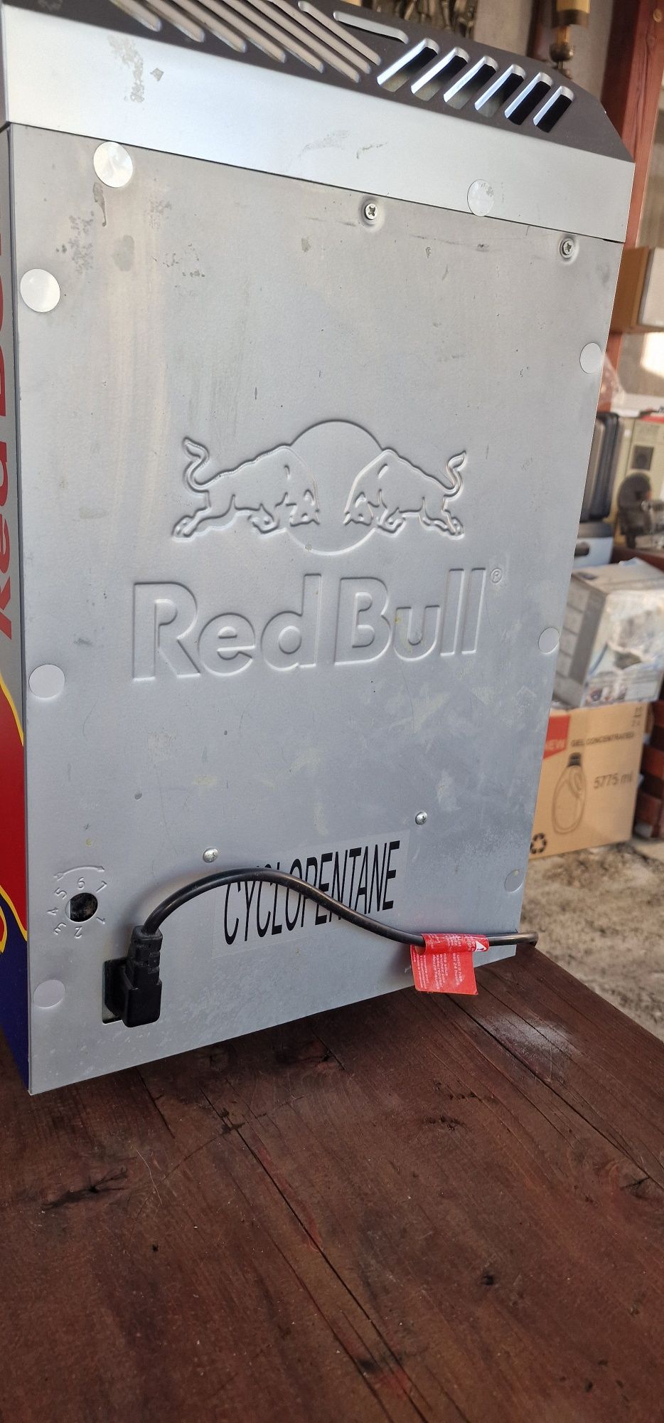 Mini frigider Red Bull