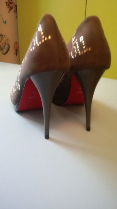 Pantofi de dama cu pietre .