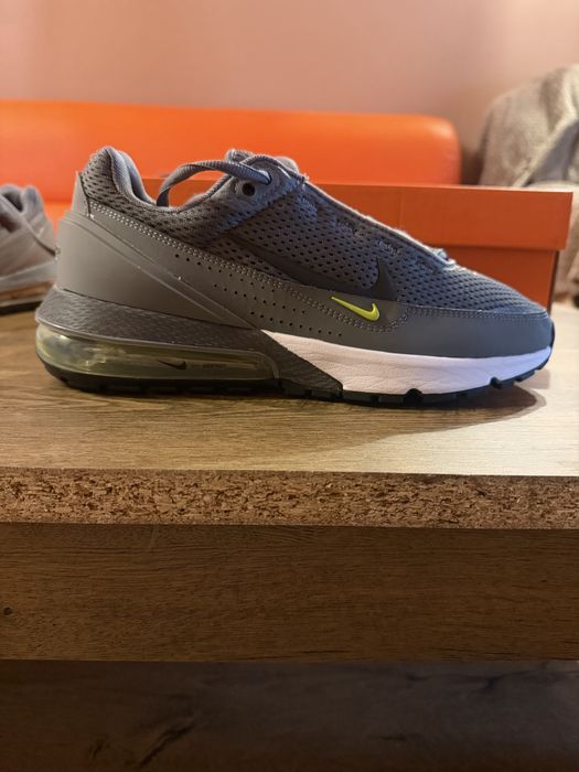 Pantofi sport Nike nefolositi