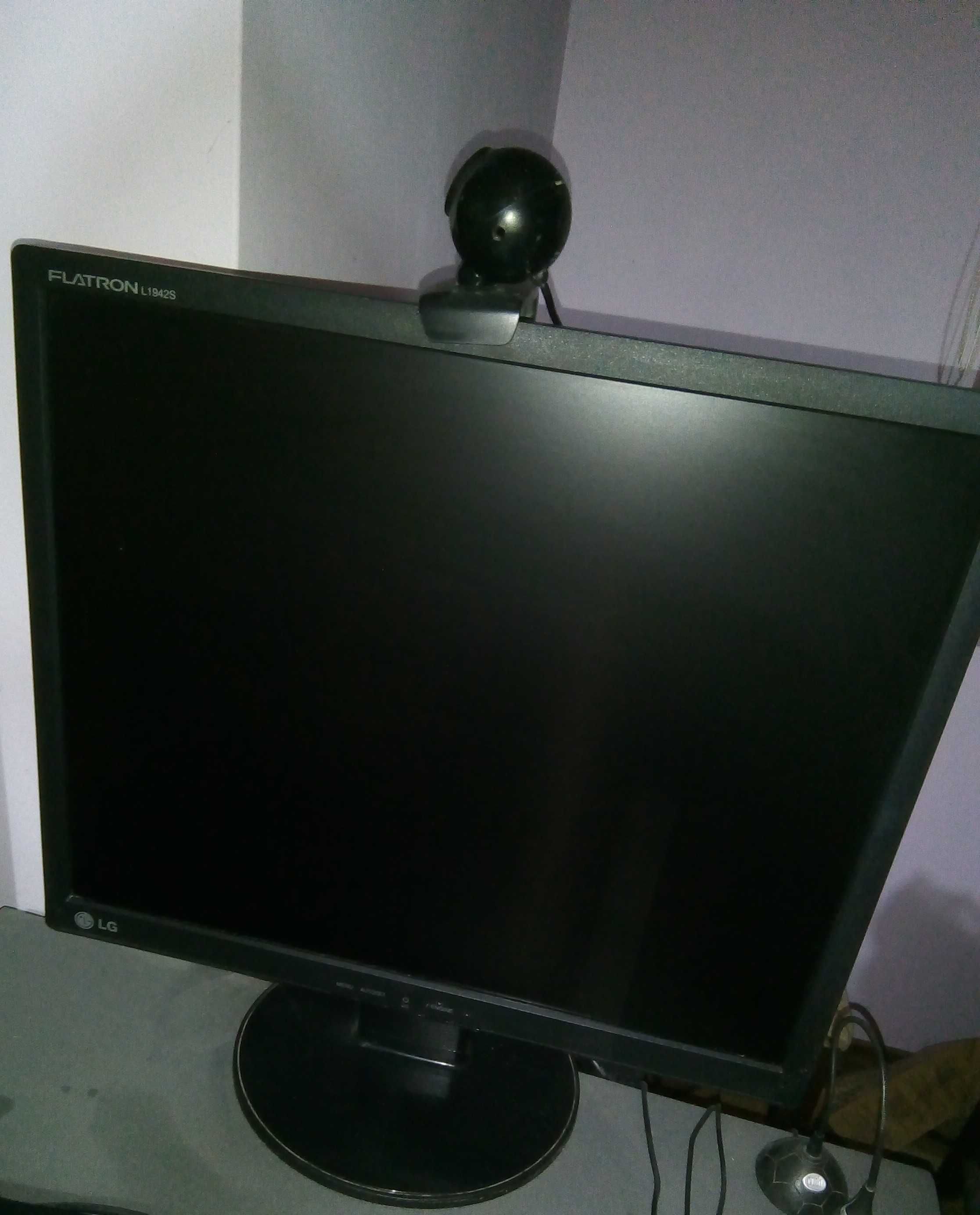 Монитор LG L1942S