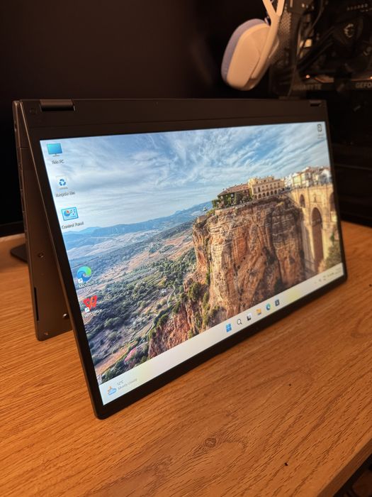 Чисто нов лаптоп с тъчскрийн дисплей – модерен, тънък и бърз!